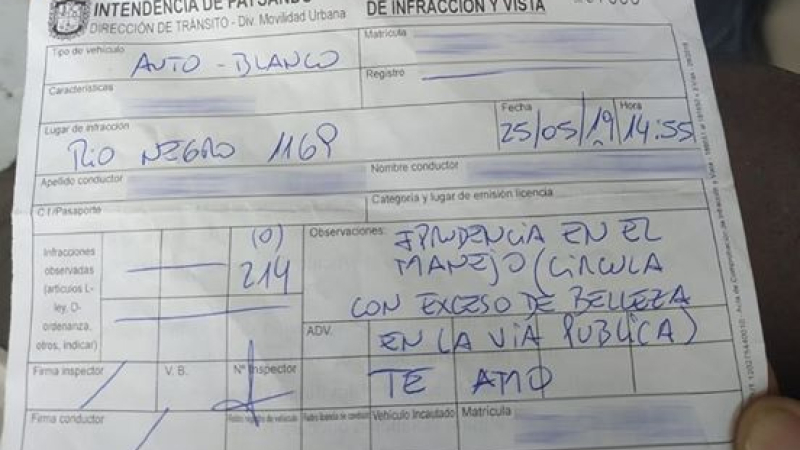 Agente de tránsito multó a una mujer por "exceso de belleza" y terminó sumariado