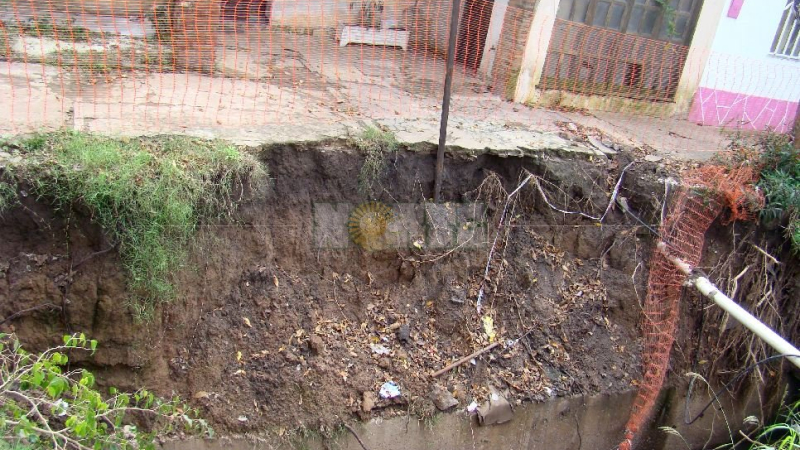 Cráteres coparon una cuadra de Villa San Martín y angustian a los vecinos