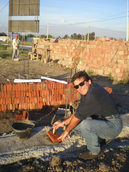 el-primer-ladrillo-en-2010.jpg