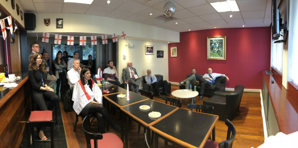 31.- Mundial de Rusia 2018: Inglaterra debuta ante Túnez, y los integrantes de la embajada Británica en la Argentina lo vivieron así, con la Mano de D10s como testigo.