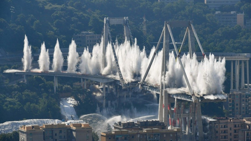 Génova: demolieron con explosivos los restos del puente Morandi