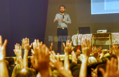 Lleno total en la charla del politólogo Agustín Laje