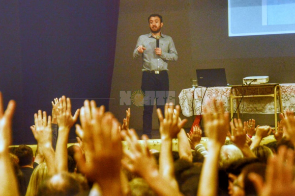 Lleno total en la charla del politólogo Agustín Laje