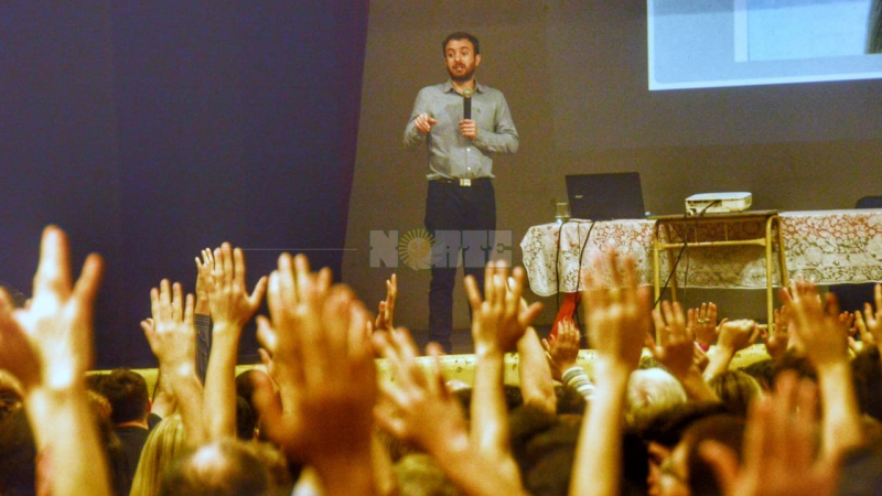 Lleno total en la charla del politólogo Agustín Laje