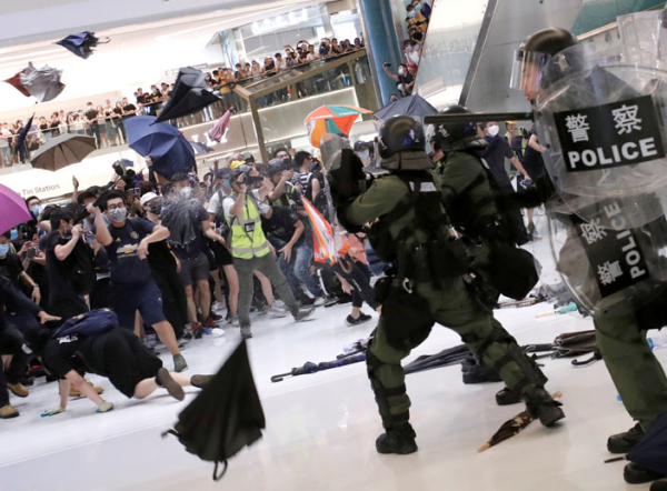 Los peores enfrentamientos ocurrieron en la noche en un centro comercial hacia donde huyeron cientos de manifestantes luego de que la policía removió las barricadas. Esta crisis es el reto más grave que enfrentan las autoridades de Pekín desde 1997, cuando la ciudad volvió a estar bajo su control.