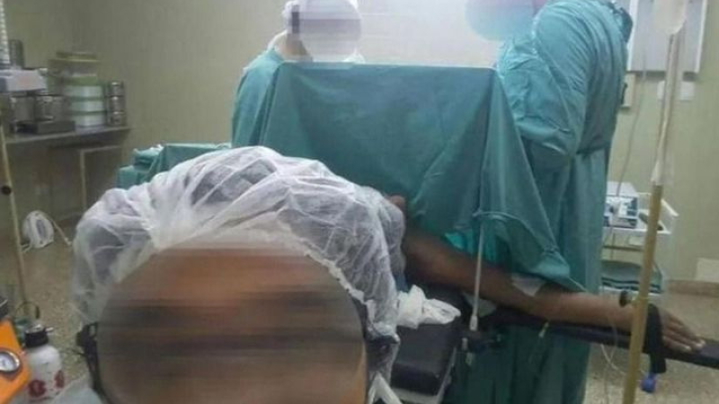 Santiago del Estero: echan a una médica que se sacaba selfies con pacientes desnudos