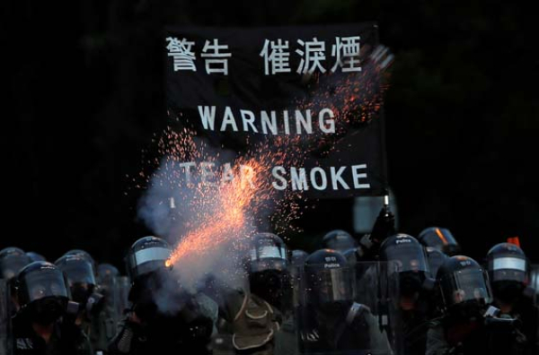 La megalópolis, que atraviesa su mayor crisis política desde su devolución a China en 1997, vive desde hace dos meses jornadas continuas de manifestaciones masivas que desembocaron en confrontaciones entre policías antimotines y grupos radicales.