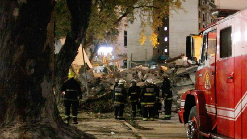 Tres de Febrero: Se derrumbó un edificio en construcción sobre la colectora de General Paz