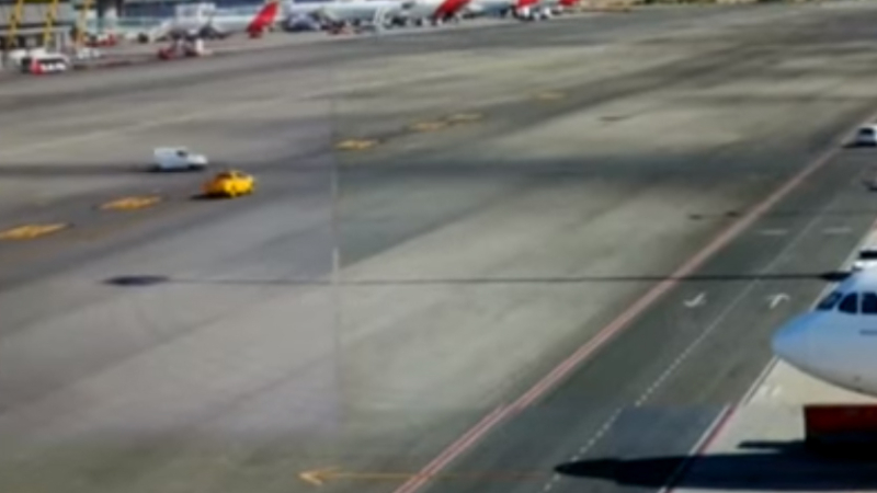 Insólito: Dos vehículos chocan en la pista de aterrizaje del aeropuerto de Barajas
