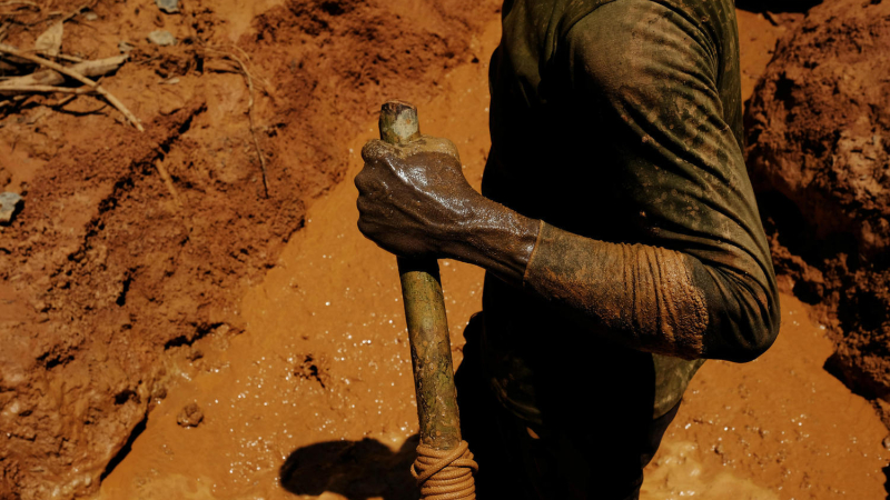 En la piel de un minero ilegal en la Amazonia brasileña