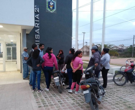 58familiares-esperando.jpg