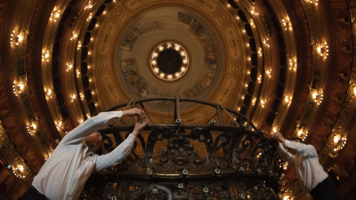 “Operativo Araña”: bajaron y limpiaron la majestuosa lámpara del Teatro Colón