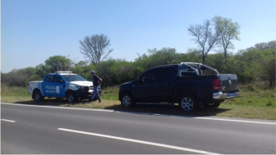 Vestidos de policías se robaron una camioneta de un camión mosquito