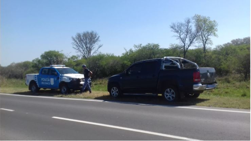 Vestidos de policías se robaron una camioneta de un camión mosquito
