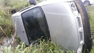 La policía encontró un vehículo volcado y sin ocupantes