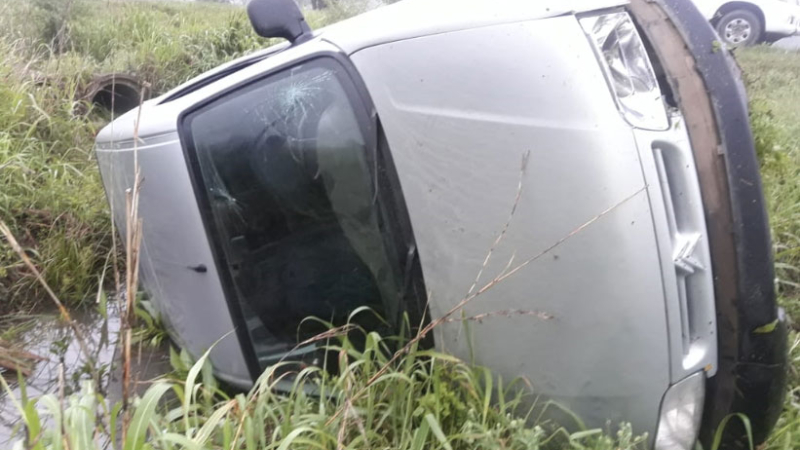 La policía encontró un vehículo volcado y sin ocupantes
