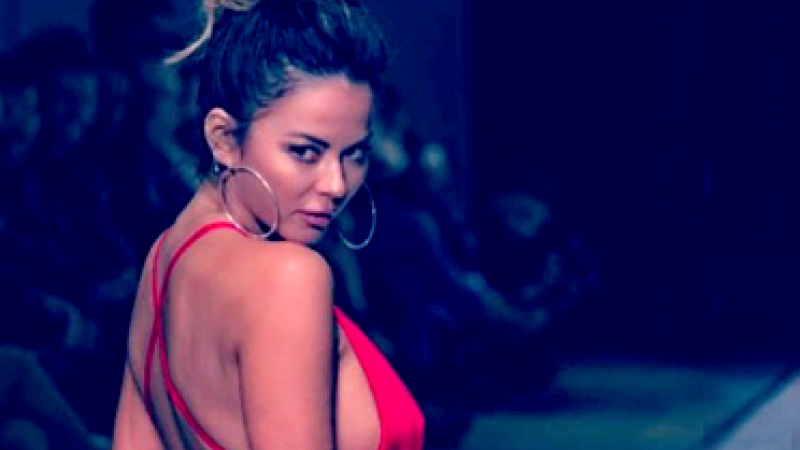 El "impecable" blooper de Karina Jelinek en pleno desfile