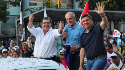 Colorido cierre de campaña de Carim Peche y Roy Nikisch con un abrazo a la plaza 25 de Mayo