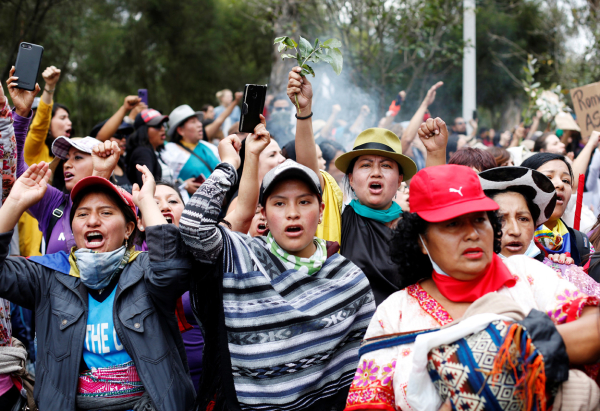 Quito se vio sacudido en el décimo día de enfrentamientos contra los planes de austeridad de Moreno, en tensa jornada en la que se incendió el edificio de la contraloría del Estado y se bloquearon los accesos al aeropuerto.