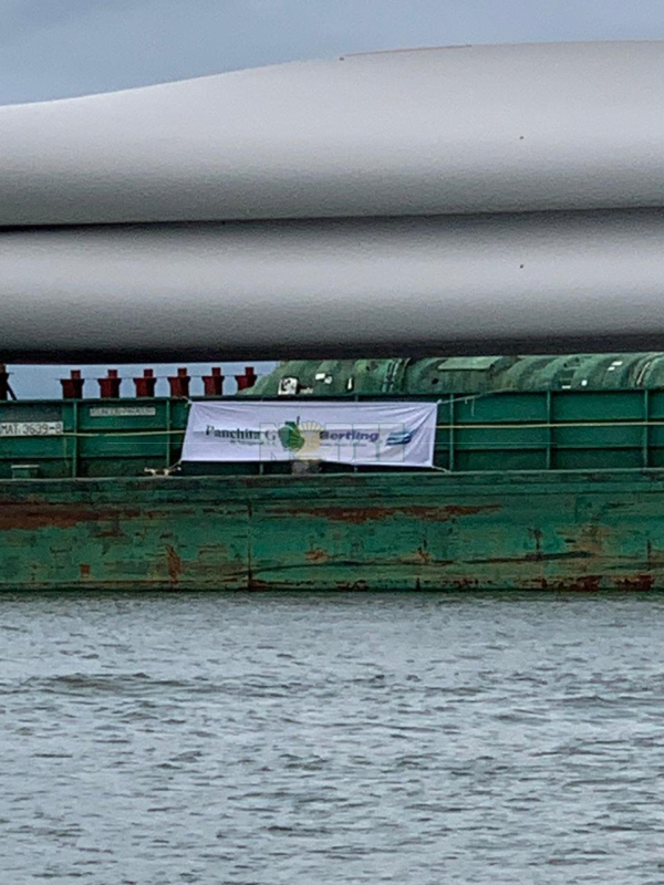 <p>Las enormes aspas transportadas en un convoy rumbo al curso norte del río Paraguay teniendo como destino los puertos de Bolivia, país que invierte millones de dólares en parques eólicos.-</p>
<p>Foto gentileza Gastón Curin</p>