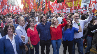 El Frente de Izquierda cerró su campaña frente al Consulado de Chile