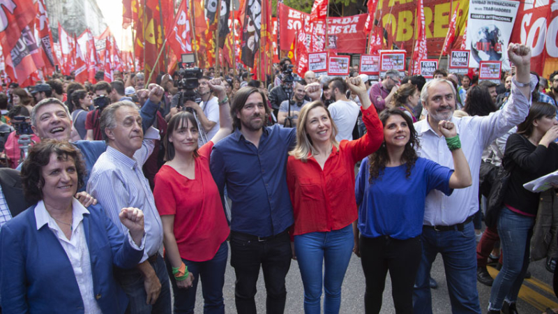 El Frente de Izquierda cerró su campaña frente al Consulado de Chile