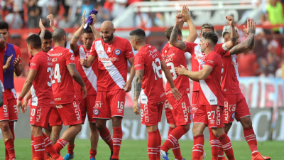 Argentinos Juniors venció a Talleres y es único líder de la Superliga