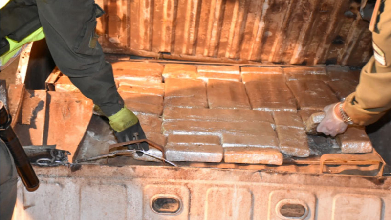 Detienen a una pareja que transportaba más de 64 kilos de marihuana