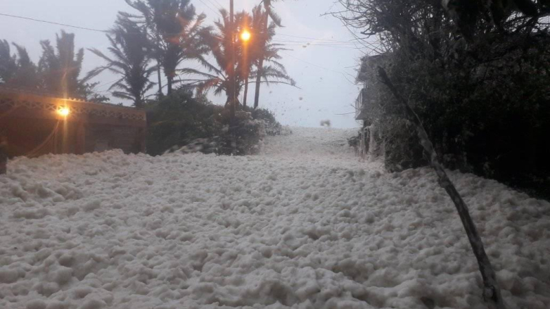Las calles de Tabasco inundadas por espuma de mar