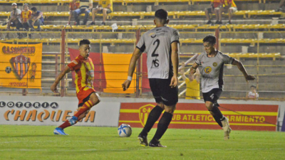 Sarmiento empató y no pudo llegar a la punta