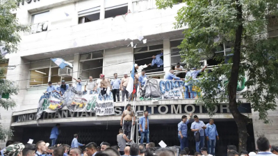 Una facción moyanista de la UTA tomó la sede del gremio: hubo destrozos, heridos y amenazas
