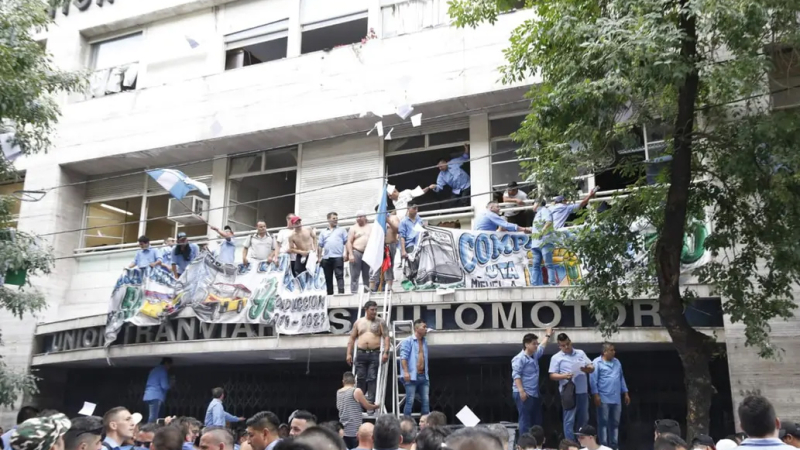 Una facción moyanista de la UTA tomó la sede del gremio: hubo destrozos, heridos y amenazas