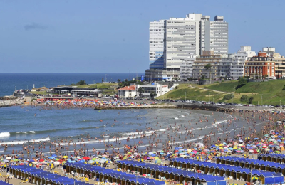 En Mar del Plata piden hasta $90 mil por alquilar una carpa y $20 mil por una sombrilla