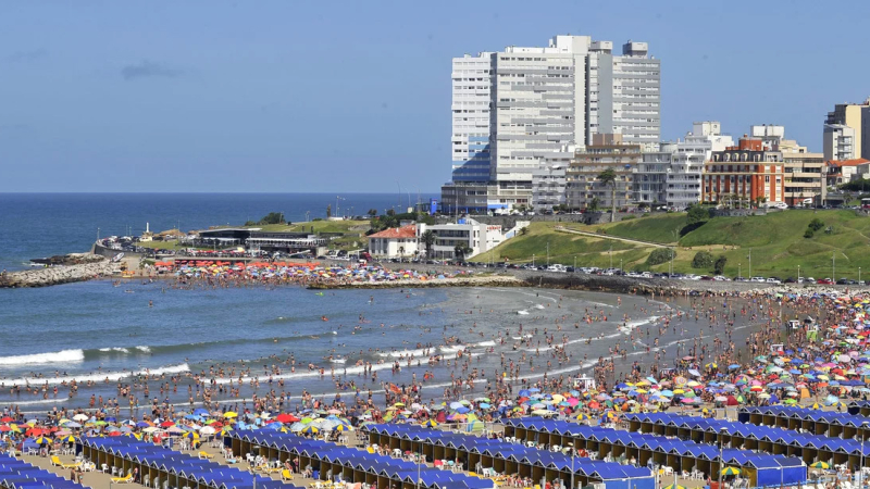 En Mar del Plata piden hasta $90 mil por alquilar una carpa y $20 mil por una sombrilla