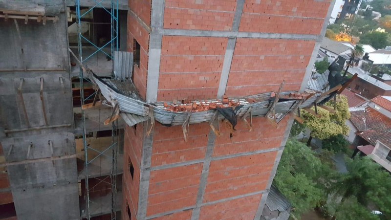 “Nadie de la empresa constructora se acercó”, dijo el dueño de la casa afectada por caída de una pared