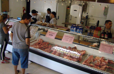 Familias optan por alternativas para el asado de Navidad