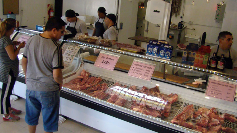Familias optan por alternativas para el asado de Navidad