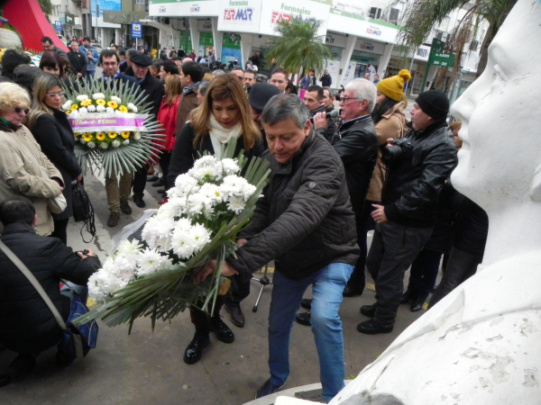 <p> Ofrenda del Gobernador Domingo Peppo ante el monumento de Eva Perón en el aniversario de su muerte.  Foto: Fabián Maldonado </p>
