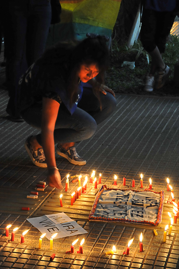<p>EN EL SUPERIOR TRIBUNAL DE JUSTICIA, MARCHA POR EL PEDIDO DE APARICION CON VIDA DE MAIRA BENITEZ, UNA MILITANTE DEL MCC PRENDE UNA DE LAS VELAS ENCENDIDAS POR LAS AGRUPACIONES.</p>
<p>Foto: Jorge "Punky" Flores </p>