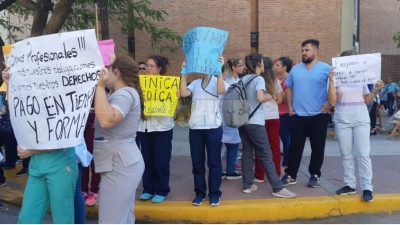 Movilización de residentes por el pago de becas: el gobierno promete pagar hoy