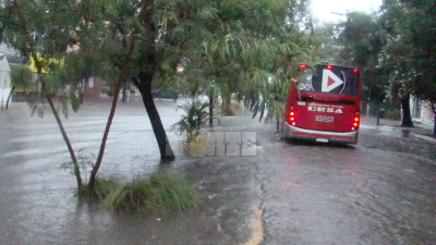 Por las lluvias, suspenden el servicio de colectivos