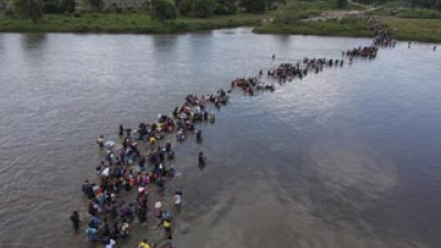 Caravana de migrantes cruzó el río e intenta transitar por México