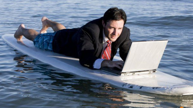 Cada año es más difícil desconectarse del trabajo durante las vacaciones, advirtió una consultora