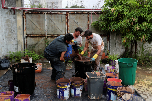 Los pigmentos aplicados a la pintura fueron todas las variaciones posibles obtenidas usando tierras y barros de Brumadinho. La insistente paleta de tonalidades marrones busca honrar la memoria de las víctimas sepultadas por el barro y denunciar el daño ecológico causado por la minera Vale.