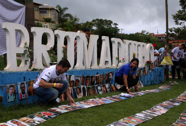 Representantes de pueblos indígenas expulsados de la región por la catástrofe causada por la minera también conmemoraron el aniversario.