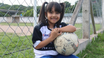 Romper barreras: con seis años Xiomara revolucionó el fútbol infantil en Jujuy