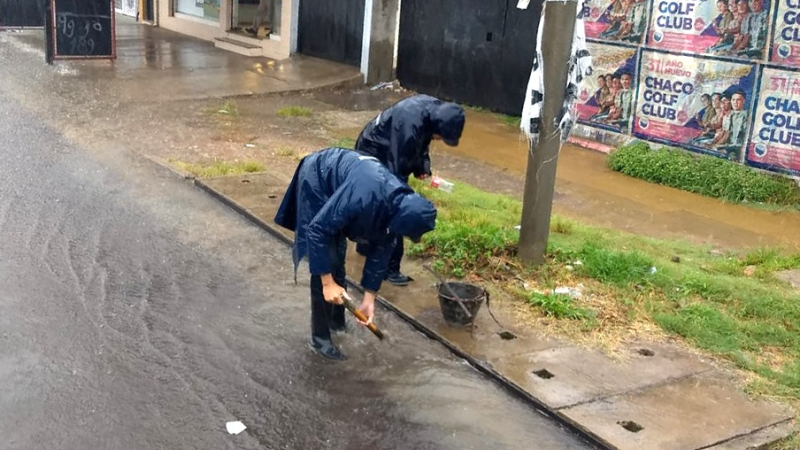 Intenso operativo municipal de saneamiento hídrico, limpieza y atención civil ante las lluvias