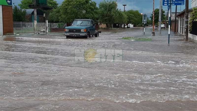 Charata bajo agua, varias horas sin luz y sin servicio de telefonía