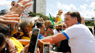 Bolsonaro ignora el aislamiento y se suma a una protesta masiva en medio de la crisis sanitaria