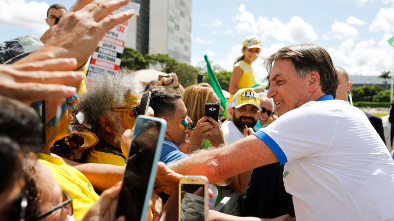 Bolsonaro ignora el aislamiento y se suma a una protesta masiva en medio de la crisis sanitaria
